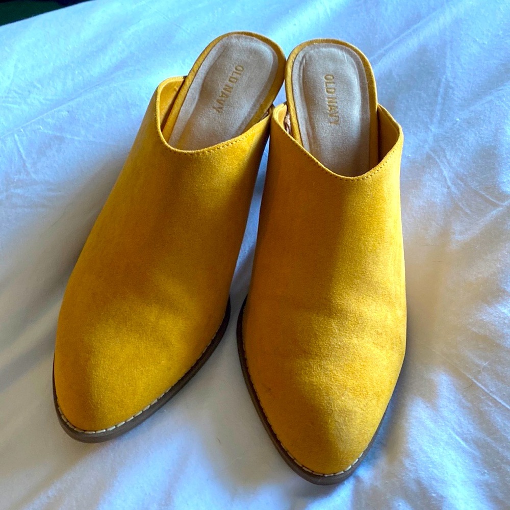 Yellow Old Navy Clogs Size 9.5 faux suedes. Stain and water resistant